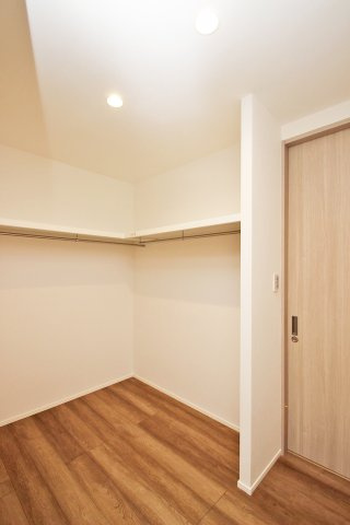 玄関からファミクロ、洗面脱衣室と通り抜けが可能。外出時、帰宅時の動線がスムーズに◎【プラン例】建物価格2040万円、建物面積106.46？