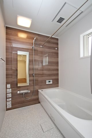 木目調の壁がアクセントのオシャレなバスルーム。【プラン例】建物価格2040万円、建物面積106.46？