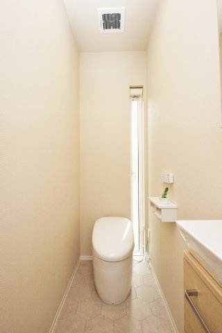 タンクレスでスッキリ空間のトイレ。便利な手洗器付。【プラン例】建物価格2040万円、建物面積106.46？