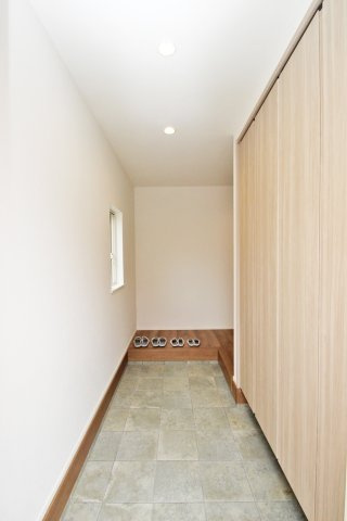 天井が高く、奥行きのある玄関。壁一面に設けた大容量のシューズボックスにはご家族分の靴をたっぷり収納できます！【プラン例】建物価格2040万円、建物面積106.46？