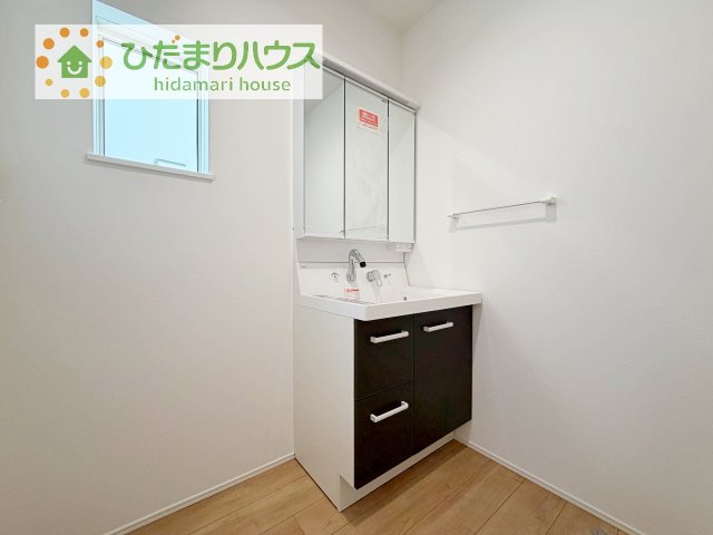 三面鏡の大きな鏡は憧れます(^^♪　鏡の後ろは収納となっていて、細かいものでも収納できるのでスッキリと整理できます！