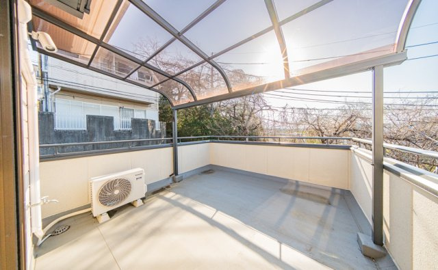 暖かな日差しのふりそそぐルーフバルコニー