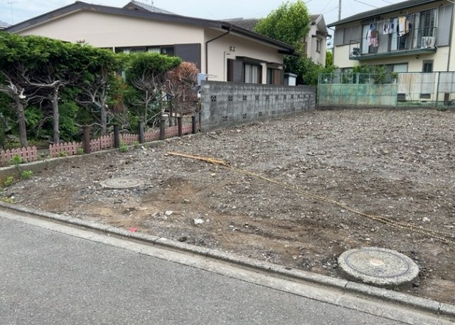 土地の面積＝住宅面積ではありません。建ぺい率の問題などで、土地のある場所によって住宅を建てられる面積は限られています。高さもしかり、「土地」という言葉の中には、建築条件も含まれると考えておきましょう。