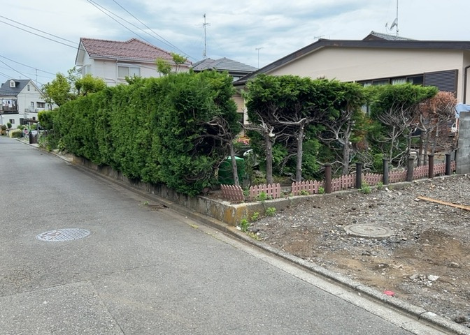 家を建てる場合、方位は要チェックです。現実的に日当たりのよい家ならばリビングは南側、建築基準法でも北側に当たる家への配慮は求められています。土地を見学に行く際は、方位磁針を持って行くようにしましょう。
