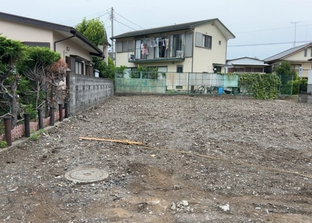 土地の前の道路に消火栓が設置されていることがあります。この場合、道路交通法第45条第1項により、駐車禁止の場所が指定されています。そのため、車庫などの駐車スペースをつくることができない場合があります。