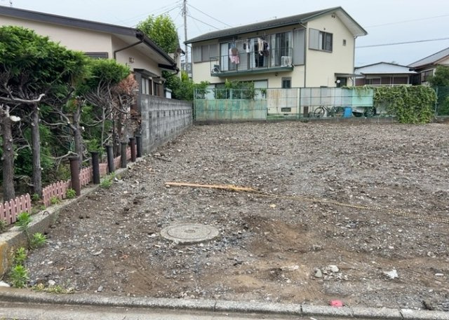 現地に行くなら、物件の周囲の地形がどうなっているかを見ることも大切です。周辺より低くなっている土地では、大雨などで水が集まりやすいため、地盤が弱くなっているということも考えられるため、注意が必要です。