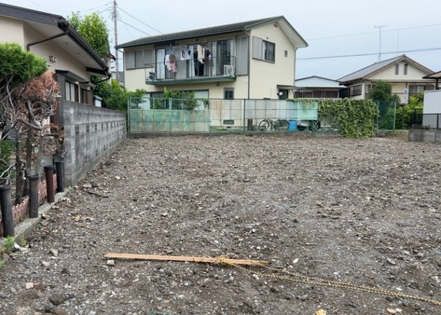 土地購入を検討されている場合、境界杭がない状態で購入してしまうと境界確定測量をする必要があり、費用がかかります。購入の前に、売主、隣土地所有者立ち合いのもと境界を確定し境界杭を設置するのがベストです。