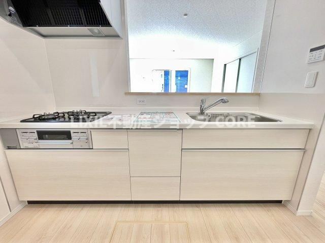 食器の出し入れがしやすいスライドオープン式です。収納豊富なシステムキッチンになります。　