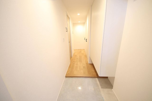 玄関周りは収納豊富！戸建て感覚で暮らせる玄関ポーチが嬉しいポイント