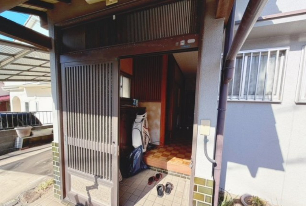 ●年中無休：当日予約可●玄関ドアは引き戸でお子様も安心です♪窓もあり明るい空間になります！