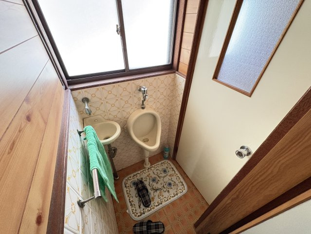 コンパクトながら手洗い器付きで使い勝手の良いトイレ空間です。窓が設けられており自然光が入るため、明るく清潔感のある印象。換気もしやすく、快適にご利用いただけます。