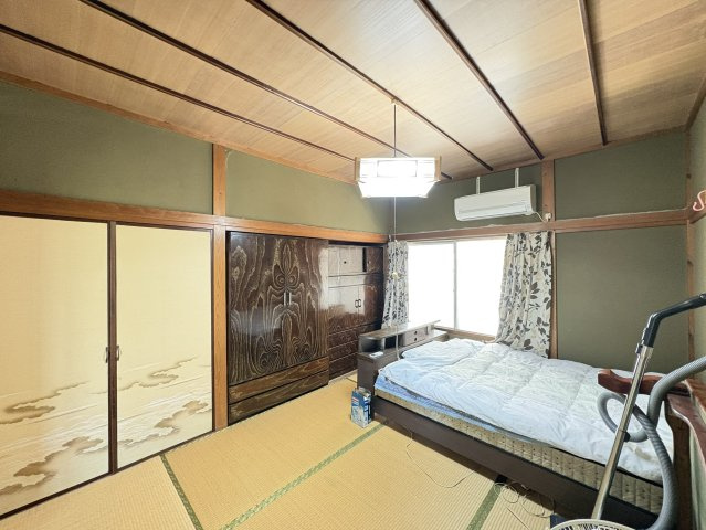 畳のぬくもりを感じられる和室は、寝室としてもおすすめ。広さにゆとりがあり、ベッドを置いても十分なスペースを確保できます。落ち着いた雰囲気が広がり、ゆったりとくつろげる空間。