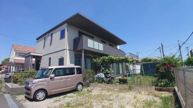駐車場は並列で3台可能です。