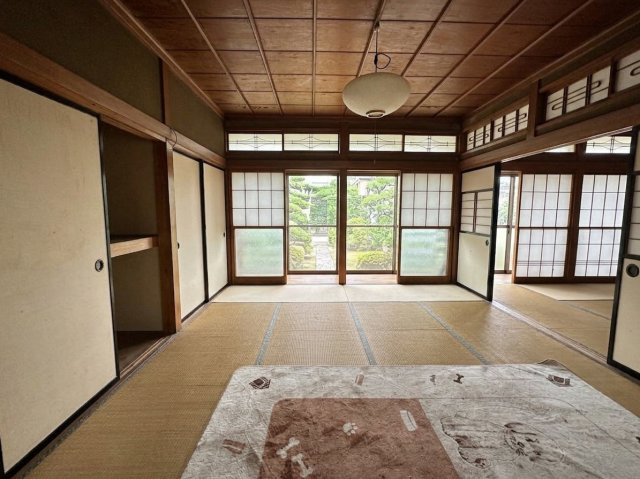 広縁に面した日当たりの良い和室です。隣室と繋げられます