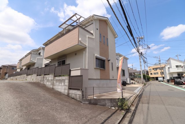 前面道路は幅員約6mとゆとりがあり、お車の出し入れもスムーズに行えます。閑静な住宅街で住環境も良好です。