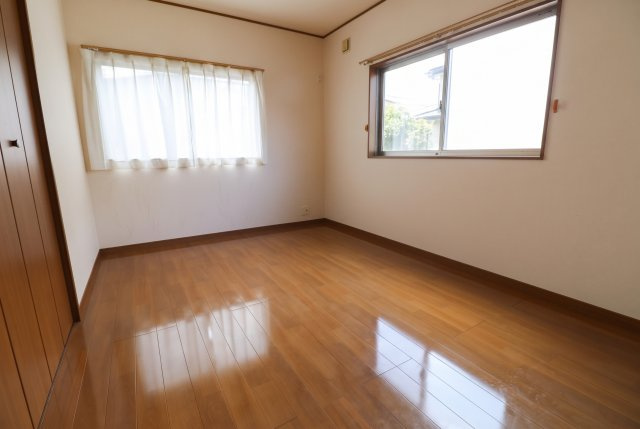 全室南向きにつき、どのお部屋も陽当たり良好！主寝室にもぴったりの、ゆとりある広さの居室です。