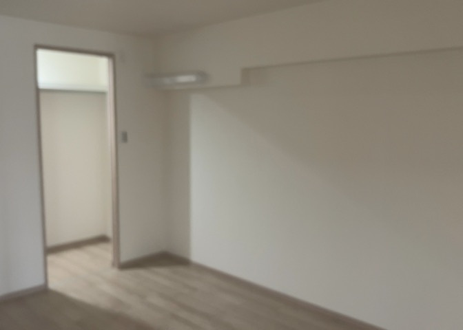 寝室でゆっくりと過ごすためにはベッド周りの適度な空間を担保することや窓の位置、照明の明るさ、寝室の広さなどを考える必要があります。自身や家族の構成とライフスタイルに併せて寝室にする部屋を選びましょう！