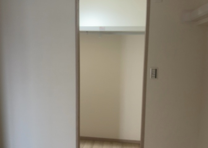 デザイン性を重視しすぎて収納が少なかった！なんてことにならないため、事前に現地で収納の数を確認しておくことをお勧めします。クローゼット以外にも床下収納や屋根裏収納、パントリーなどもチェックしましょう。