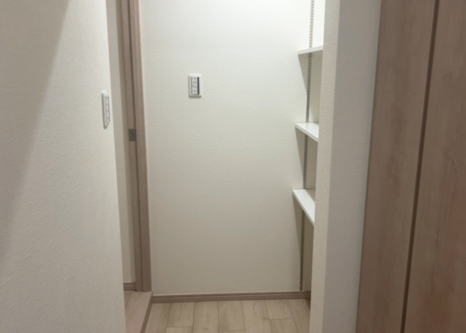 内装はとにかくおしゃれなものがいい！と選ぶ前に、まず住んだ後のことを想像してみましょう。住んでみたらコンセントの位置が悪くて使いにくいなど出てきます。事前にどの家電をどこに置くか想定しておきましょう。