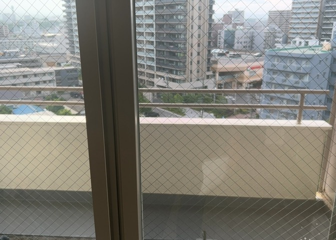 バルコニーは、室外の専用スペースのうち、「屋根がなく開放された空間」であるものを指します。ベランダより広いタイプのものが多く、日当たりもよいため家庭菜園などを楽しみたい人にとって適した環境となります。