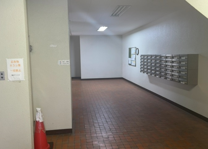 マンションのエントランスには、もともと風よけや防犯の役割がありますが、マンションによって宅配ボックスなどの設備が備わっている所もあります。日々の生活をイメージしながら生活しやすさをチェックしましょう。