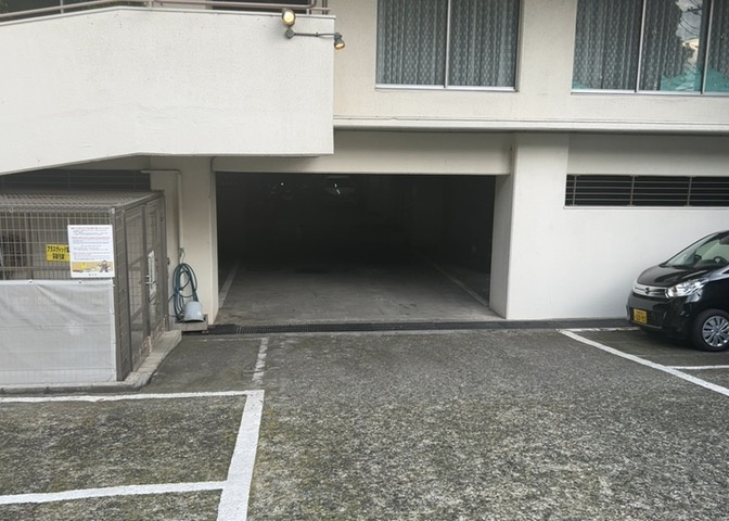 車一台あたりに必要なスペースは、標準サイズの普通自動車で横幅2m50cm、長さ5mは必要になります。ただし、乗降のことも考慮して横幅3m30cm、長さ5m50cmほどは確保できるところを選びましょう。