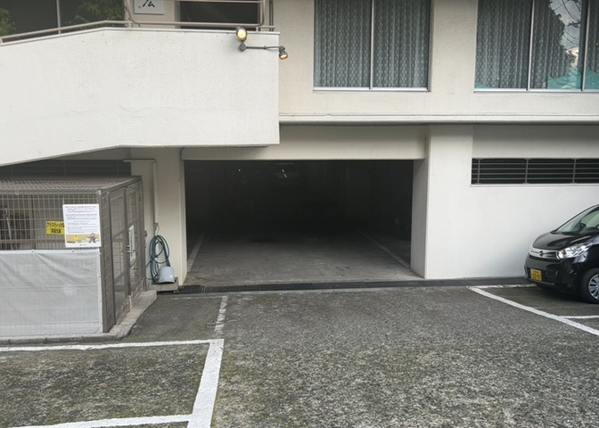 駐車場と明記されていても、最小スペースでつくられた駐車場だと大型車は駐車できなかったり、出入りしにくくなったりする可能性があります。お車のサイズと購入したい物件の駐車場のサイズを現地で確認しましょう。