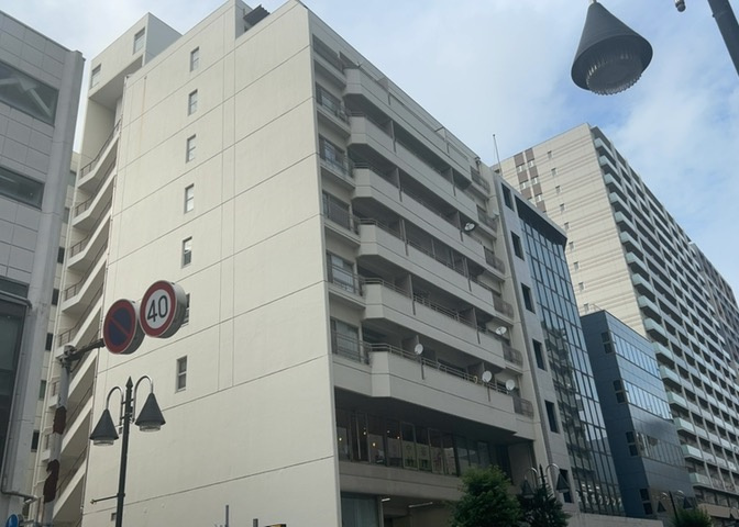 物件によっては、入居者が個人的に使用できる専用庭がついているものもあります。また、住宅の中にある土間の部分を庭と呼ぶこともあります。庭の用途は住む人によって変わり、それによってデザインもさまざまです。