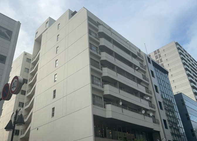 中庭（パティオ）とは、一つの建築物の内部に設けられた、壁などで囲われている庭のことを指します。コの字型、ロの字型が主流ですが、L字型の中庭もあります。最近では、インテリア性の高さからも人気があります。