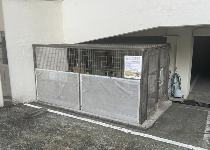 共有部分は、住民なら誰もが使える設備のこと。例えば駐車場やエレベーター、インターネット設備、セキュリティ設備などがあります。他にも、マンションの廊下・外部階段やエントランス・ゴミ置き場などがあります。