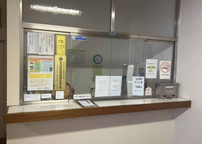 受付はマンションコンシェルジュがいる場合もあれば、管理人が滞在する小部屋を総称して呼ぶことがあります。主にエントランスに設置されていることから、防犯面でも期待ができます。防犯設備がない場合はより安心！