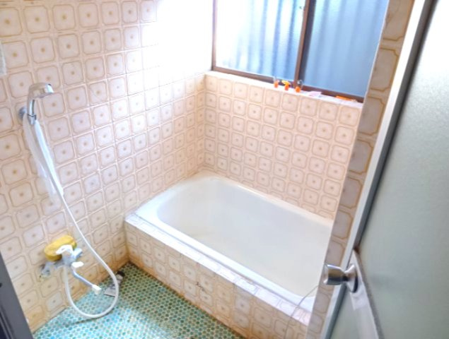 可愛らしいタイル張りの浴室です。