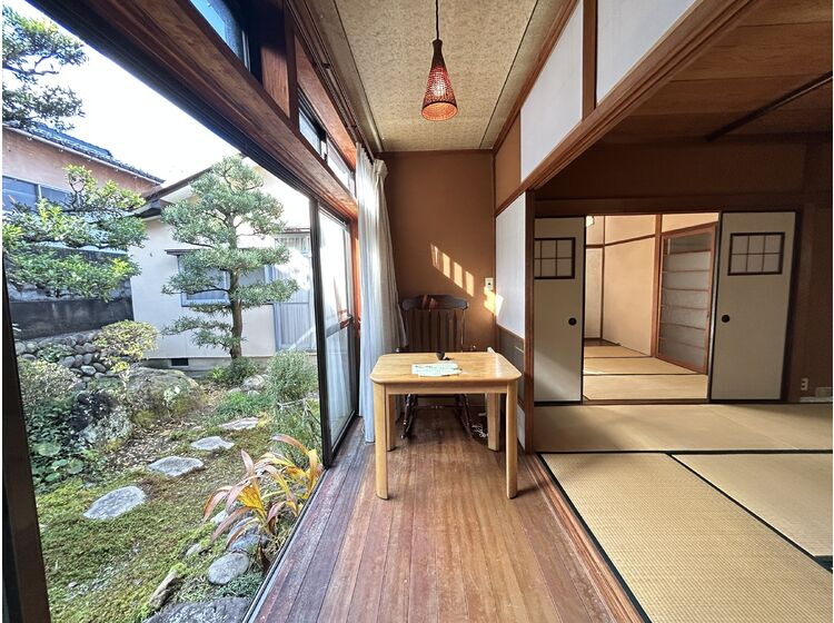 縁側からお庭＋和室