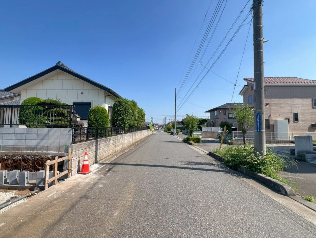 【比企郡滑川町月の輪6丁目　前面道路】幅員10ｍございます！(2026.06.08撮影)