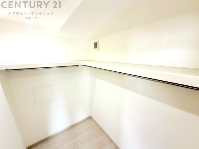 収納力が高く洋服や小物を整理しやすく、更衣室のように使え、部屋がすっきり保てます。収納の配置を自由に調整でき、換気性が良く防湿・防虫対策も可能。快適で機能的な生活空間を実現できます♪