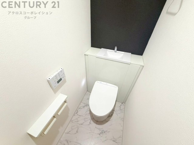 温水洗浄便座付トイレは温水洗浄機能により、暖かい水でおしりを洗浄することができ、冷たい水を使う従来の便座に比べ、温水洗浄機能で暖かいトイレを提供し、快適な使用を可能にします。