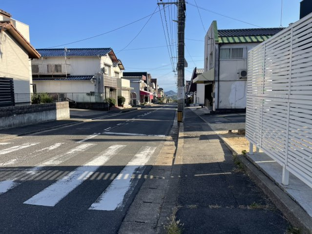 視認性の高い道路に面し、人や車の動きが感じられる立地。住宅用地としてはもちろん、将来的な用途の広がりも期待できる周辺環境です。アクセス性を重視される方にもおすすめです。