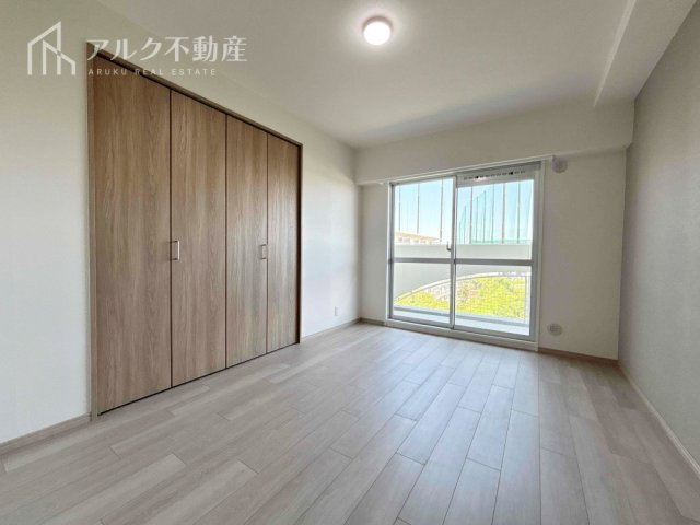 バルコニーからの陽光降り注ぐ明るい居室です