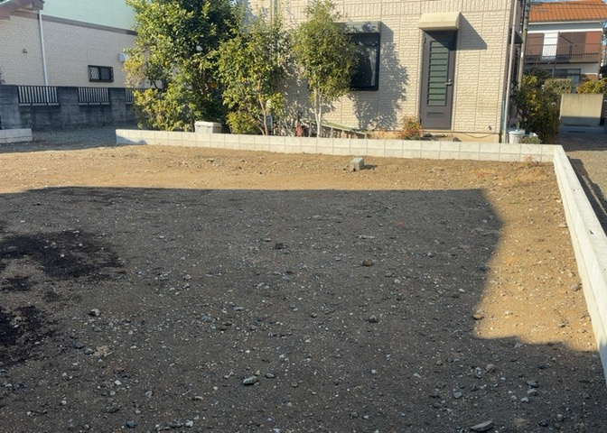 土地の形が極端に長細かったり、狭小地、あるいは道路との高低差がある傾斜地だった場合、後々売ろうとしても買い手がつかない場合もあります。後々、売却することになった時に価値の下がらない土地を選びましょう。