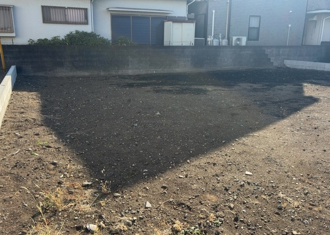 土地の面積＝住宅面積ではありません。建ぺい率の問題などで、土地のある場所によって住宅を建てられる面積は限られています。高さもしかり、「土地」という言葉の中には、建築条件も含まれると考えておきましょう。