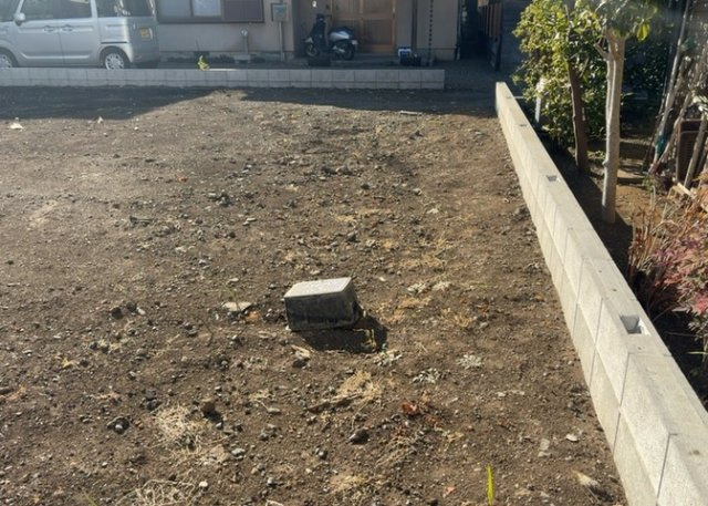 家を建てる場合、方位は要チェックです。現実的に日当たりのよい家ならばリビングは南側、建築基準法でも北側に当たる家への配慮は求められています。土地を見学に行く際は、方位磁針を持って行くようにしましょう。