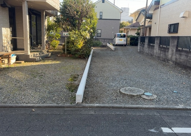 土地の前の道路に消火栓が設置されていることがあります。この場合、道路交通法第45条第1項により、駐車禁止の場所が指定されています。そのため、車庫などの駐車スペースをつくることができない場合があります。