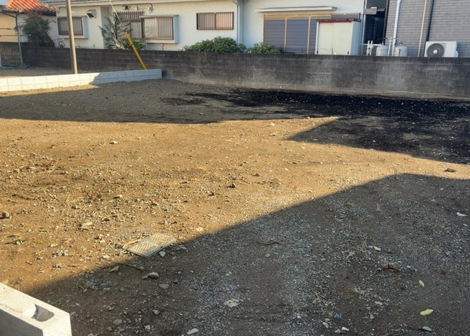 現地に行くなら、物件の周囲の地形がどうなっているかを見ることも大切です。周辺より低くなっている土地では、大雨などで水が集まりやすいため、地盤が弱くなっているということも考えられるため、注意が必要です。