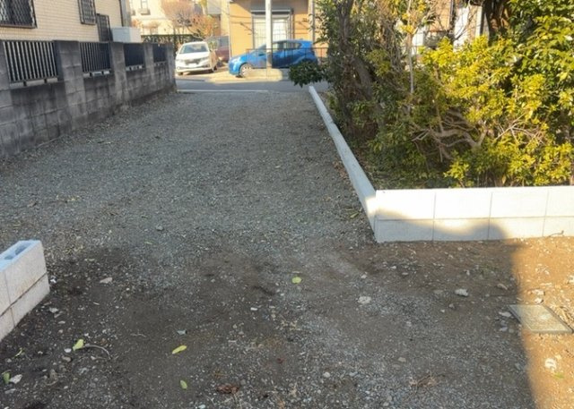 土地購入を検討されている場合、境界杭がない状態で購入してしまうと境界確定測量をする必要があり、費用がかかります。購入の前に、売主、隣土地所有者立ち合いのもと境界を確定し境界杭を設置するのがベストです。