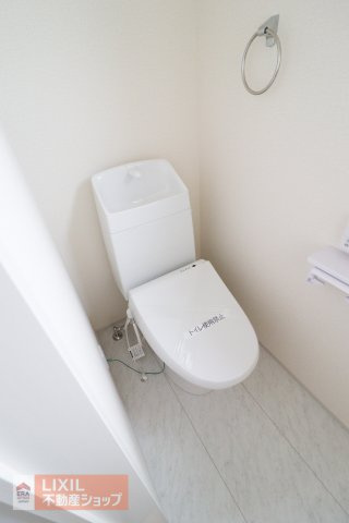 【トイレ】現地完成写真。温水洗浄暖房便座付き。