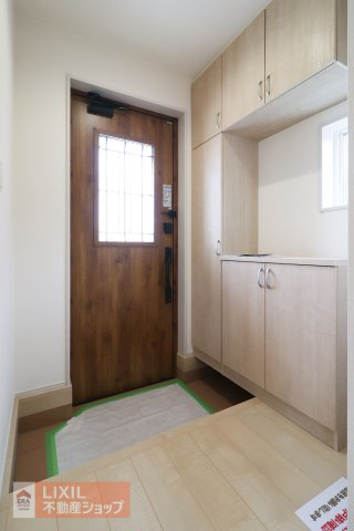 【玄関】現地完成写真。ゆったりと明るい玄関がご家族や来客をお出迎え。