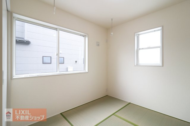 【和室】現地完成写真。ゆったりくつろぎスペース。お子様の遊び場としても重宝しますね♪