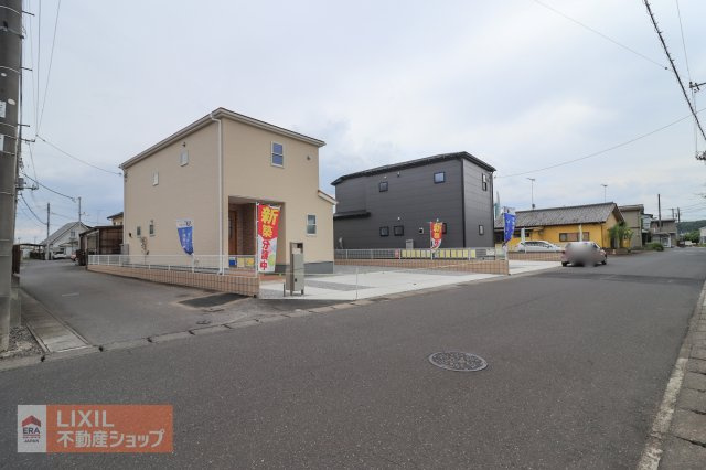 【前面道路】現地完成写真。道幅や駐車など、ご確認ください。