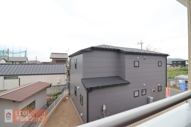 【建物からの眺望】現地完成写真。バルコニーからの景色。十分な間隔が確保されております。
