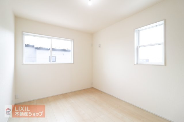 【寝室】現地完成写真。明るい採光の入る主寝室です。